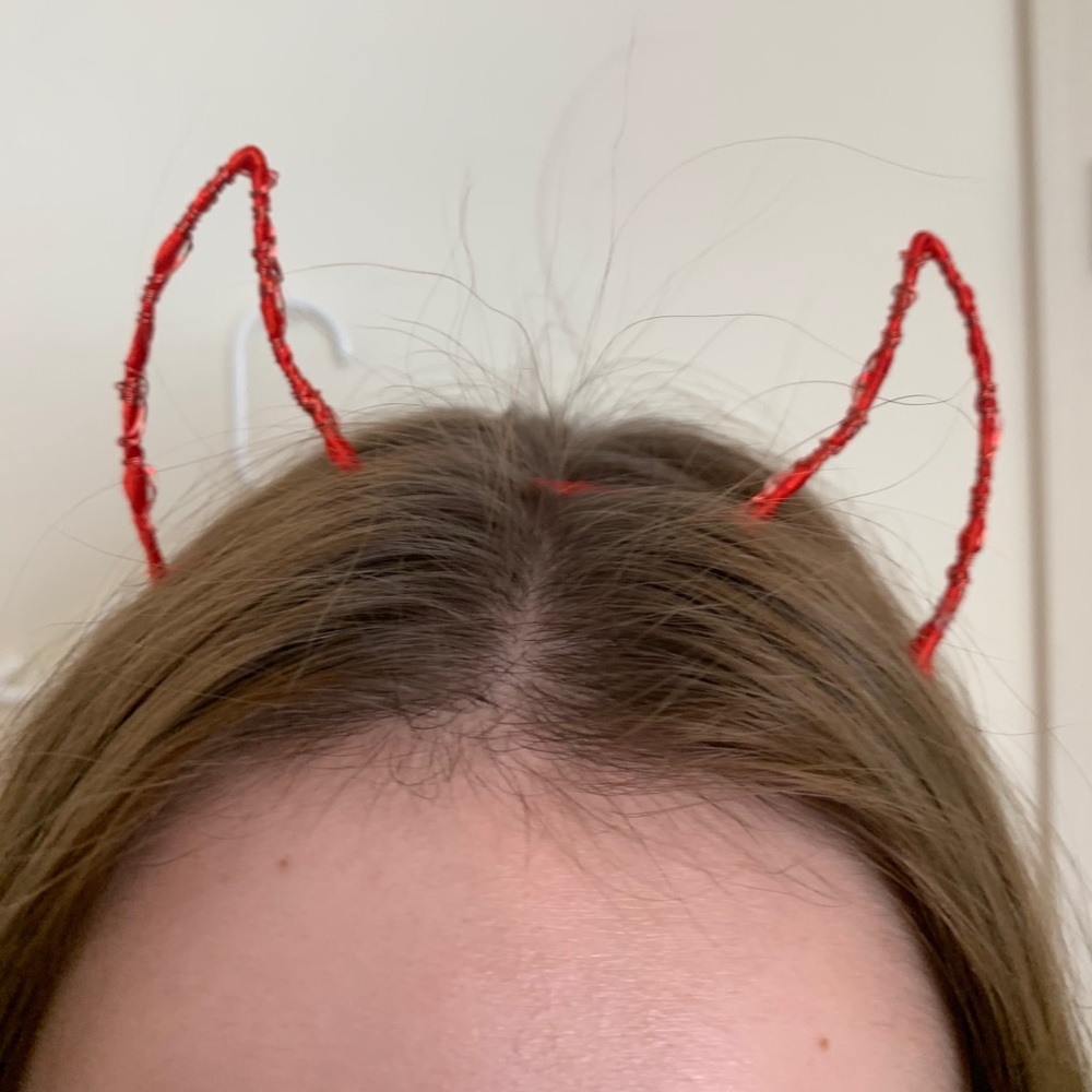 devil horns